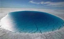 Poche d’eau formée sur la glace