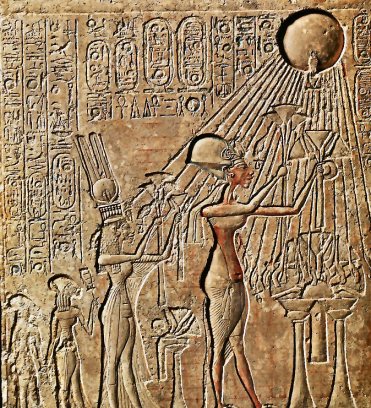 Akhenaton et Néfertiti en vénération pour leur Dieu Aton