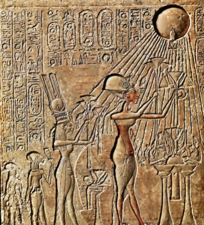 Akhenaton et Néfertiti en vénération pour leur Dieu Aton